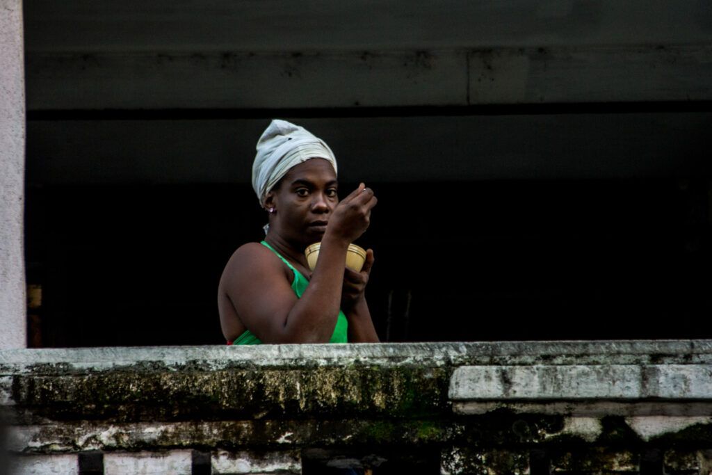 Señora comiendo en balcón-La Havana, Cuba-2014